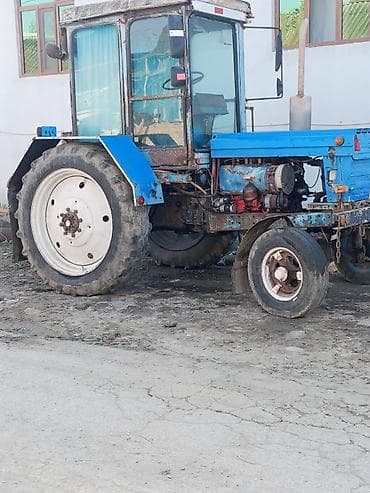 Mavi rəngli təkərli kənd təsərrüfatı traktoru. Texniki xüsusiyyət və