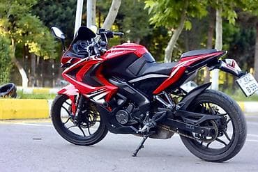 Bajaj Pulsar RS200 sport motosiklet Xüsusiyyətlər: - Model: Bajaj — 2