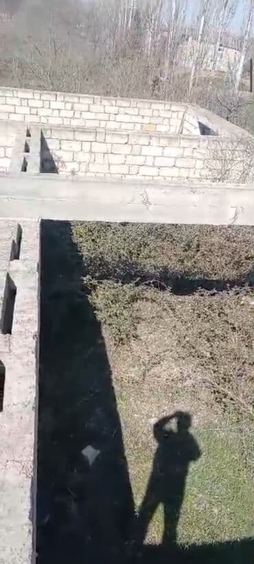 Kərpicdən hörülmüş, tamamlanmamış bina özülü. Düzbucaqlı formalı