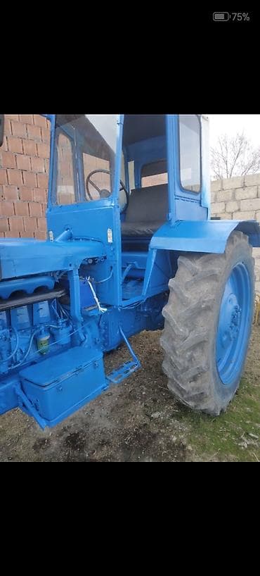 maşın satısı: Mavi rəngdə təkərli kənd təsərrüfatı traktoru Xüsusiyyətlər: - — 3