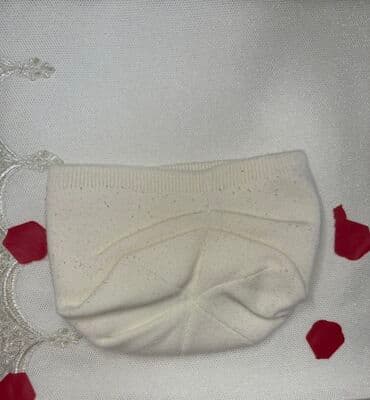 qadınlar üçün kaşemir şarflar: Qadın papağı – krem/ağ rəngdə, yumşaq trikotaj materialdan. Yarımay — 2