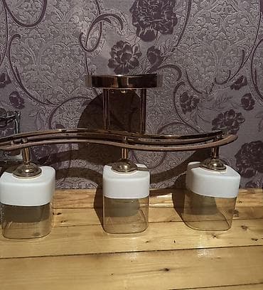 divar saat: Üçlampalı divar lampası - Dizayn: Klasik-stil metal korpus — 1