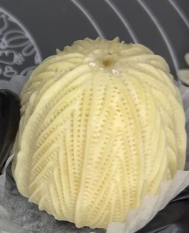 10 reqemli tort sekilleri: Dəyirmi formalı şəkərbura, üzərində incə naxışlar və yüngül parıltı — 1