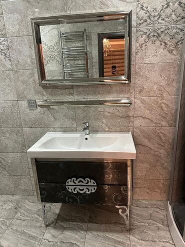işlənmiş moydadır: Ağ rəngli keramika lavabo və qara rəngli rəfli şkafdan ibarət hamam — 1