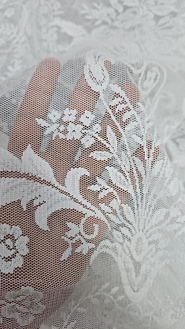 Ağ rəngli tül pərdə, üzərində mürəkkəb çiçəkli naxışlarla