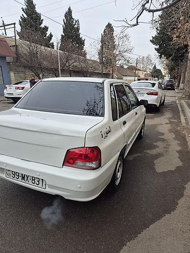 xiaomi redmi 4 бампер: Ağ rəngli sedan avtomobil Xüsusiyyətlər: - Kuzov: 4 qapılı sedan, ağ — 5