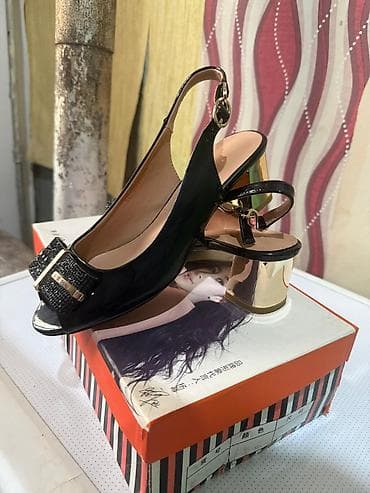 женские туфли с открытой пяткой: Qadın açıq burunlu, arxa hissəsi qayışlı klassik tufli cütü - Rəng — 2