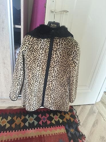 Leopar naxışlı palto - Dizayn: Klassik düz kəsim, ön hissədə qara