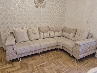 divan kafe: Künc divan – klassik üslublu, bej rəng çalarlarında, dekorativ düyməli — 1