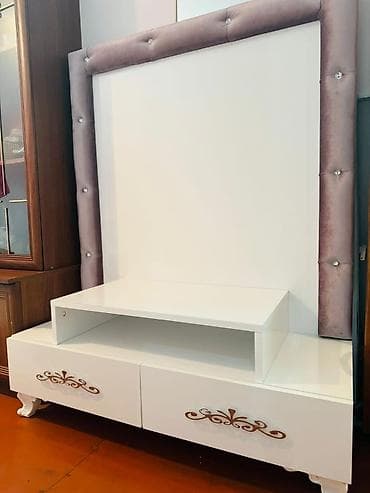 Düz TV altlığı, Polkalı, Laminat