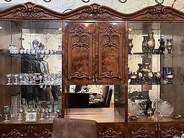 Klassik üslubda iri ölçülü vitrinli qonaq otağı dolabı - Material — 2