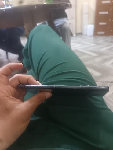 Smartfon (qara rəng) - İncə və yastı korpus, səliqəli yan çərçivələr