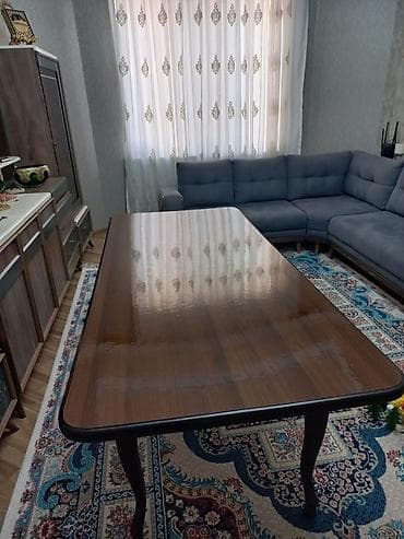 Qəhvəyi rəngdə, düzbucaqlı formalı masa. Dörd ayaqlı və kənarları qara