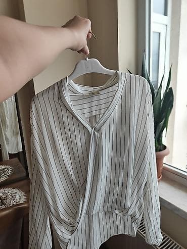 Alt paltarı: Şeritli qadın bluz - Rəng: ağ üzərində nazik qara şaquli zolaqlar - — 2