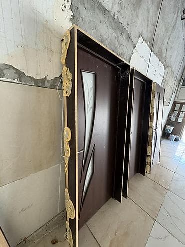 divar paneli: Daxili qapılar – şüşəli dekorlu, tünd qoz rəngində - Material — 2