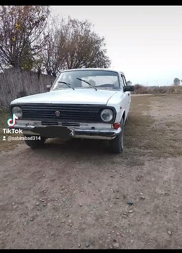 avtomobil vaz: QAZ-24 “Volqa” sedan - Kuzov: 4 qapılı sedan, ağ rəng - Ön hissə — 5