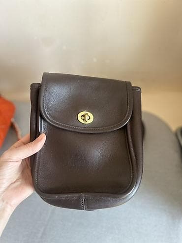 Qəhvəyi dəri çiyin çantası Coach firmasininindir. - Material: həqiqi