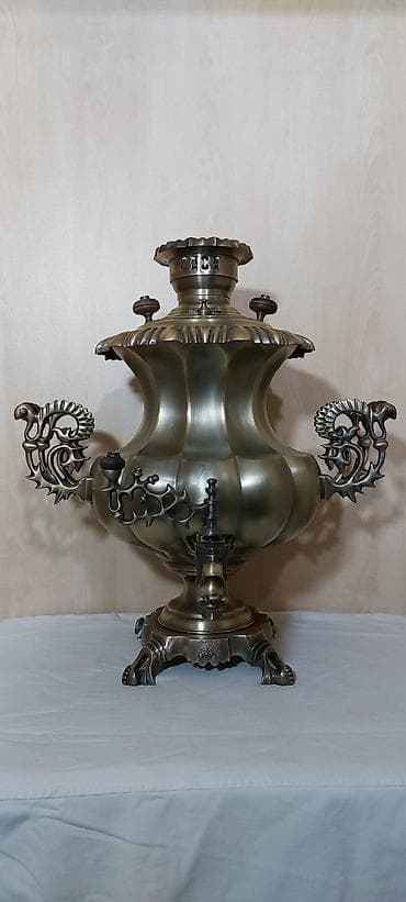Rus klassik üslubunda böyük ölçülü mis/bronza samovar. Xüsusiyyətlər