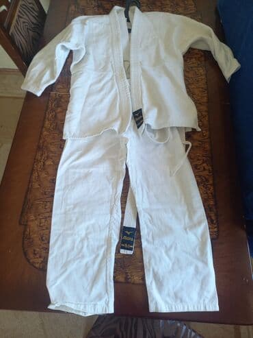 karate paltarı: Ağ rəngdə, Mizuno markasına aid cüdo geyimi. Bu dəstə kimono və şalvar — 1