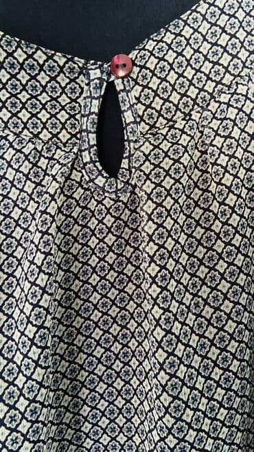 uzyn koynek fasonlar: Mavi tonlarda naxışlı, uzunqol qadın bluzası. Kvadrat formalı yaxa — 3