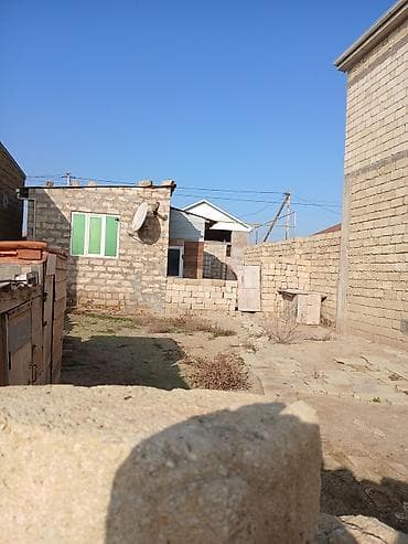 gencede ev: Həyətyanı sahəsi və kiçik yaşayış evi - Daş hasarla əhatələnmiş — 2