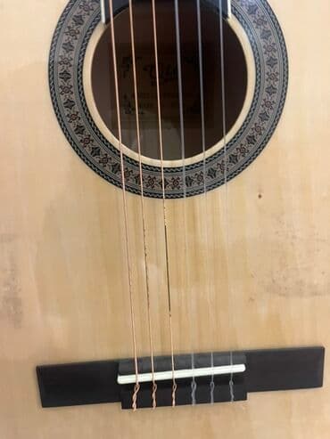 akustik gitara simi: Klassik/akustik gitara – cutaway (yuxarı deşikli) korpuslu model — 11