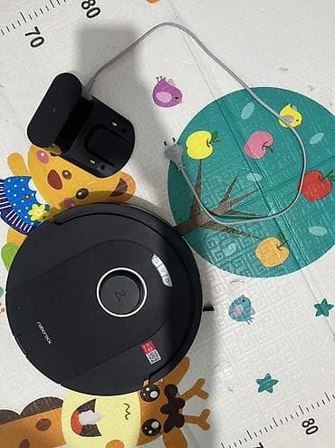 robot pilesos: Roborock robot tozsoran təqdim olunur. Dairəvi korpusa malik model — 1