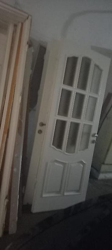 qapi taxda: Ağ rəngli şüşəli otaq qapısı və qutu dəsti - Material: taxta əsaslı — 2