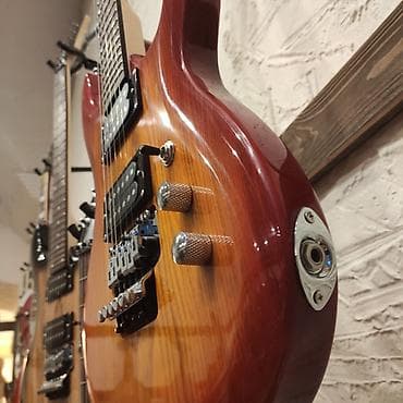 gitara çexolu: Elektro-gitara Smiger L-G7 Simlərin sayı: 6 Üst: Söyüd aəacı Qol — 3