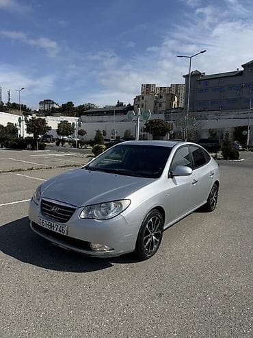 Hyundai Elantra sedan – gümüşü rəng, Azərbaycan nömrə nişanı