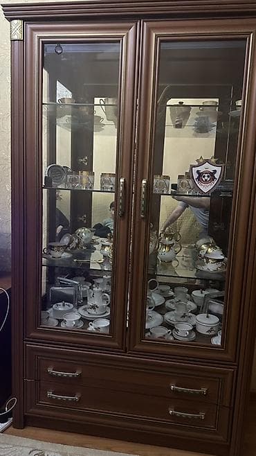 iwlenmiw taxta satiwi: Vitrin şkaf – klassik üslub - Material: taxta karkas (qəhvəyi rəng) — 2