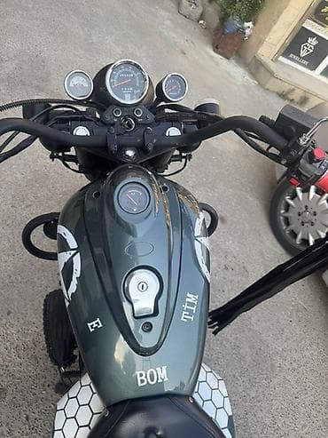 hava kompressoru: Kruizer tərzli motosiklet – fərdi hərbi-tematik dizaynlı — 9