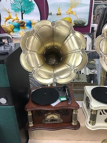 retro gramofon: Retro qrammofon üslublu vinil pleyer. radiosu var blutuz — 2