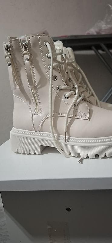 ağ çəkmələr: Ağ rəngli qadın ucun bo — 1