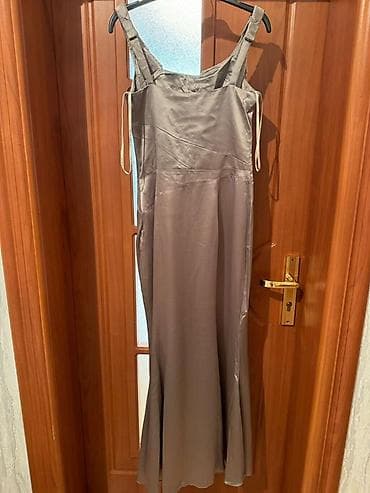 koja donlar: Zərif atlas fakturalı uzun gecə/libas paltarı. - Rəng — 1