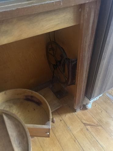 qedmi pullar: Podolsk tikiş maşını – kabinetli model Xüsusiyyətlər: - Brend/model — 4