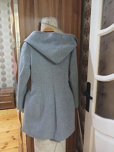 Paltolar: Zərif dizaynlı qadın paltosu – açıq boz rəngdə, qış-payız üçün ideal — 2