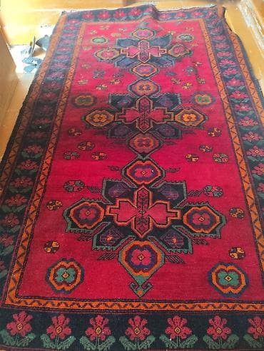 vintir: Qırmızı əsaslı, əl toxuması üslubunda xalça - Ölçü: təxminən 2,0 x — 3