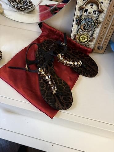 Tuflilər: Dolce & Gabbana qadın sandaleti - Model: T‑strap zəncirli — 2