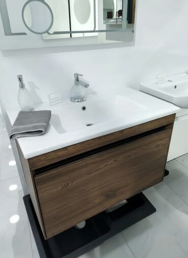 siyirmeli: Ağ rəngli keramik çanaq və tünd qəhvəyi rəngli taxta dolabdan ibarət — 1