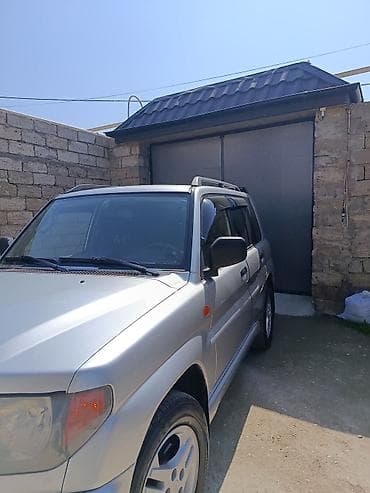 mitsubişi: Mitsubishi Pajero iO 2000 il 2 motor gümüş rəngli, 5 qapılı SUV. - — 5