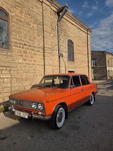 w210 oturacaqlar: Model: VAZ 2103 (klassik “Jiquli” sedan) Kuzov: 4 qapılı, narıncı rəng — 3