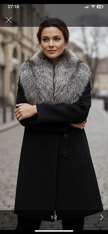 Zərif qara palto – iri, təbii boz tonlarda kürk effektli yaxalıqla