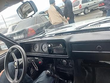 VAZ 2107, ağ rəng, sedan kuzov. Mühərrik və ötürmə: - Benzin