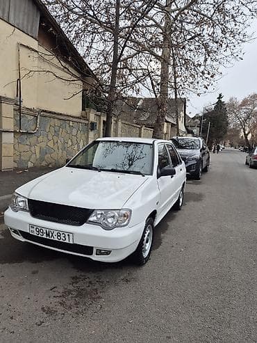 xiaomi redmi 4 бампер: Ağ rəngli sedan avtomobil Xüsusiyyətlər: - Kuzov: 4 qapılı sedan, ağ — 4