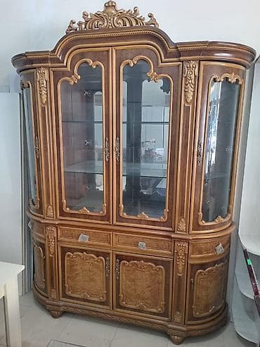 Klassik üslubda iri vitrin-bufet - Material: təbii ağac əsaslı