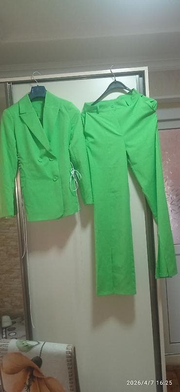 Qadın kostyum dəsti – parlaq yaşıl rəng - 2 hissə: ikicərgəli düyməli