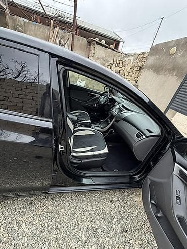 kia optima 2021: Hyundai Elantra – qara sedandır. Xüsusiyyətlər: - Kuzov: sedan, qara — 3