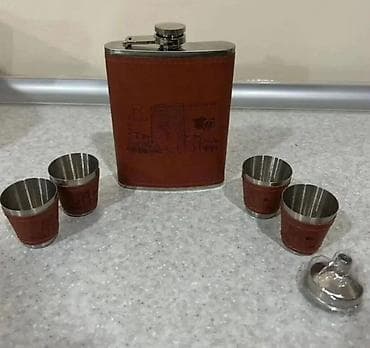 Hədiyyəlik dəst – metal kolba və aksesuarlar Məzmun: - 1 ədəd — 3