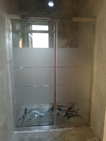 dus desti: Banyoda istifadə üçün nəzərdə tutulmuş sürüşən şüşə qapı. Qapının bir — 1